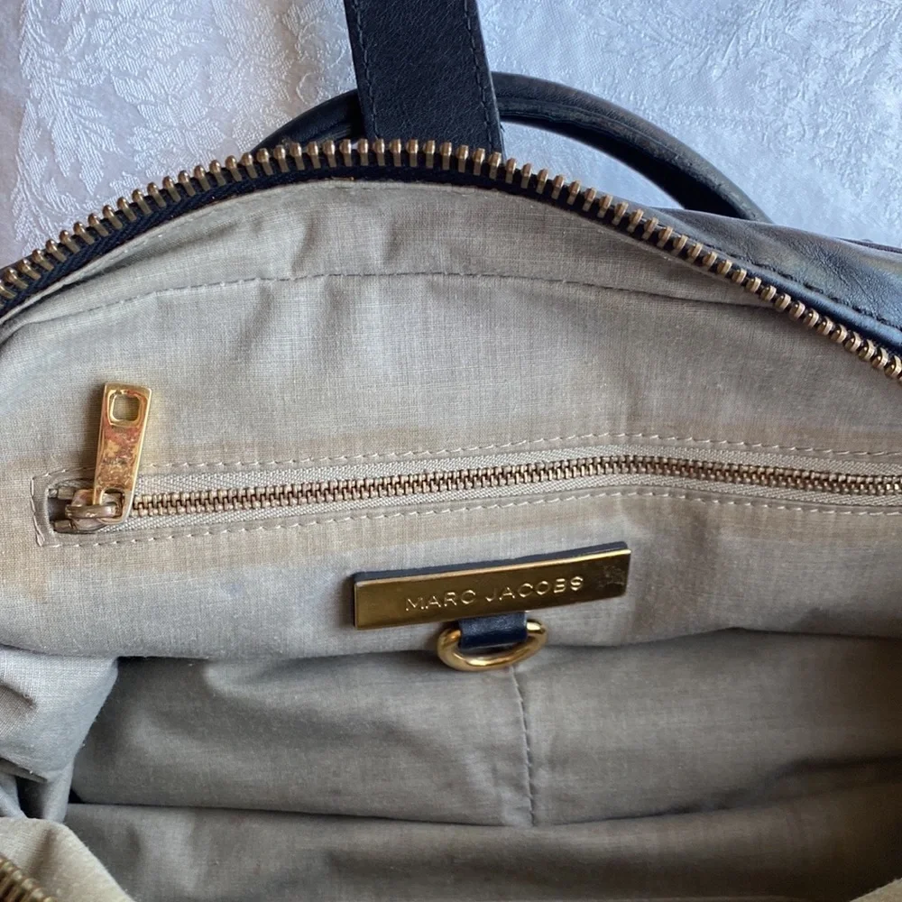 Marc Jacobs soft black leather handbag.  Duel Cross body / shoulder handbag. - Picture 6 of 9